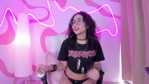 Snapshot of vampy_dolll chatting on December 4, 12:58 pm vampy_dolll online show from December 4, 12:58 pm