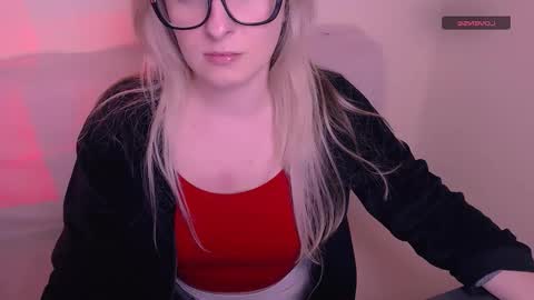 Mia online show from December 3, 7:55 am