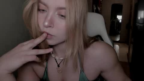 Snapshot of vanillalivitski chatting on September 18, 12:04 pm Vanilla online show from September 18, 12:04 pm