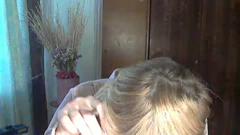 Vanillaxcreamy online show from January 10, 11:22 am