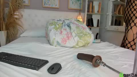 vannia smith  online show from June 27, 12:44 pm