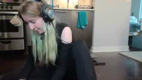Snapshot of vawnievoulphie chatting on September 22, 9:24 pm Vawnie Voulphie online show from September 22, 9:24 pm