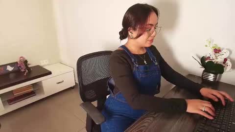 Snapshot of vctoria_collins_ chatting on October 17, 11:24 am Victoria online show from October 17, 11:24 am