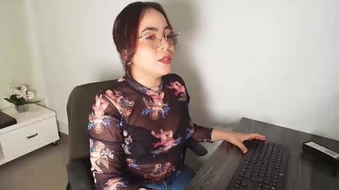 Snapshot of vctoria_collins_ chatting on October 18, 11:24 am Victoria online show from October 18, 11:24 am