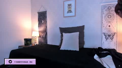 Vee Simons online show from July 28, 7:50 pm