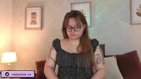 Vee Simons online show from December 22, 5:16 pm