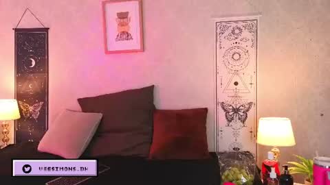 Vee Simons online show from June 27, 8:48 pm
