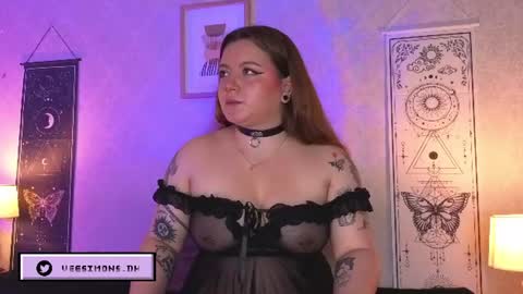 Vee Simons online show from July 22, 9:05 pm