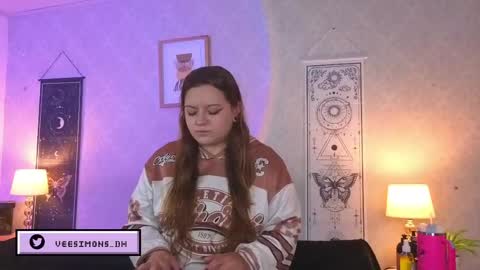Vee Simons online show from June 8, 7:36 pm