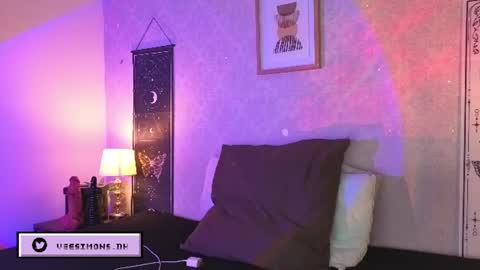 Vee Simons online show from July 23, 9:01 pm