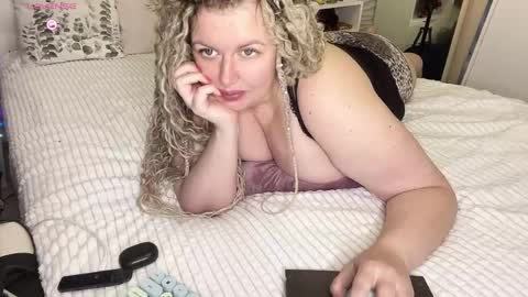 Snapshot of vellinka chatting on October 10, 1:54 am vellinka online show from October 10, 1:54 am