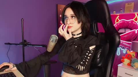 velvet_cak3_ online show from March 6, 9:32 pm