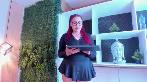 velvetscarlett online show from February 26, 12:15 pm