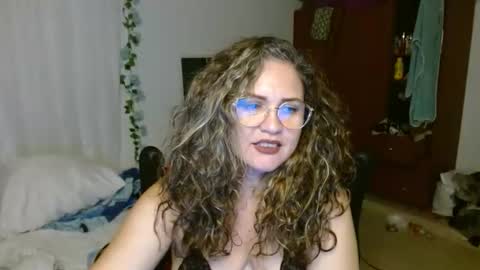 Snapshot of venecasexy44 chatting on October 25, 10:01 am venecasexy44 online show from October 25, 10:01 am