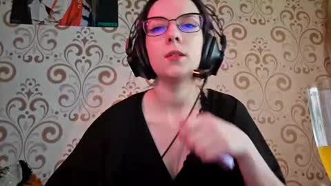 versieskains online show from March 25, 9:56 am
