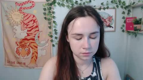 veryveryvery_shy online show from June 18, 6:04 am