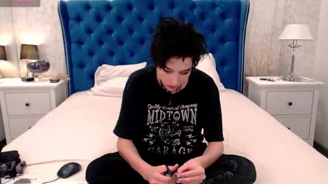 Snapshot of via_mayer chatting on October 19, 2:35 am Via online show from October 19, 2:35 am