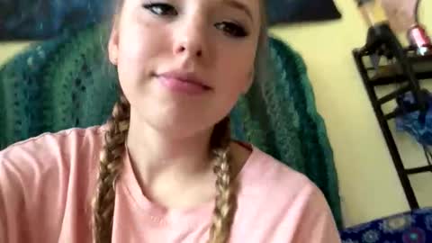 Snapshot of vibewild chatting on October 18, 6:31 pm nova online show from October 18, 6:31 pm