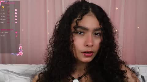 Snapshot of vicky_curly chatting on October 19, 4:03 am vicky_curly online show from October 19, 4:03 am