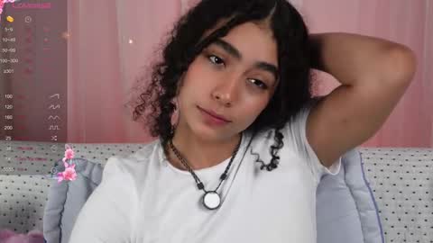 Snapshot of vicky_curly chatting on October 12, 3:53 am vicky_curly online show from October 12, 3:53 am