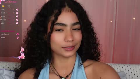 Snapshot of vicky_curly chatting on October 10, 2:05 am vicky_curly online show from October 10, 2:05 am