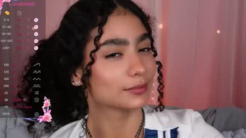 Snapshot of vicky_curly chatting on October 4, 3:01 am vicky_curly online show from October 4, 3:01 am