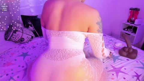 Snapshot of victtoriamoon_1 chatting on January 23, 4:52 am Moon online show from January 23, 4:52 am
