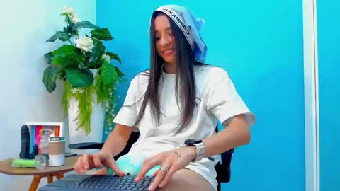 viictoriiasaenz online show from March 2, 7:15 am