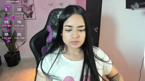 Snapshot of vio_let_ chatting on October 13, 9:23 am Daniela online show from October 13, 9:23 am