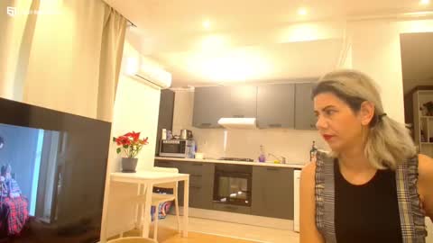 Snapshot of violafoxy chatting on December 5, 10:23 am viola online show from December 5, 10:23 am