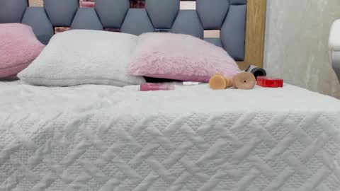 Snapshot of violeet_gray chatting on March 8, 11:35 am violeet_gray online show from March 8, 11:35 am