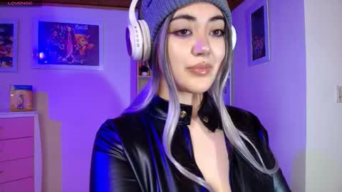 violet online show from February 9, 1:30 am