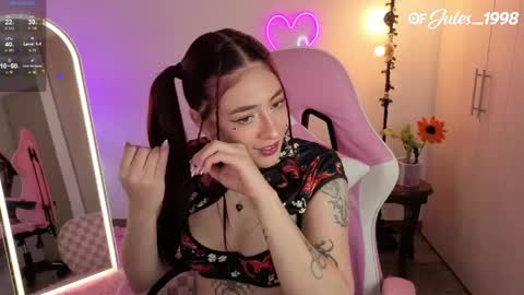 violet online show from April 28, 7:07 pm