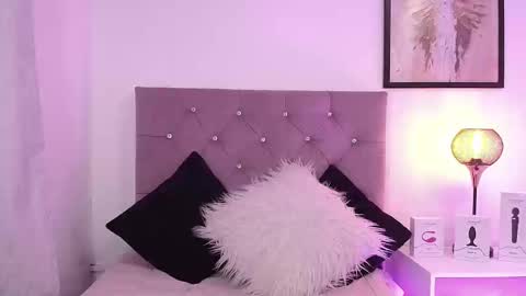 Snapshot of violet_queen2 chatting on March 4, 6:50 pm Mary online show from March 4, 6:50 pm