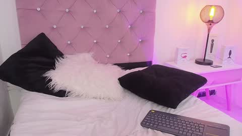 Snapshot of violet_queen2 chatting on January 27, 9:11 pm Mary online show from January 27, 9:11 pm