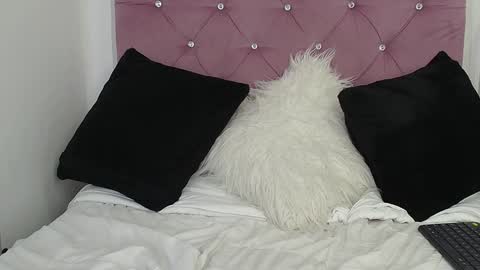 Snapshot of violet_queen2 chatting on December 26, 9:37 pm Mary online show from December 26, 9:37 pm