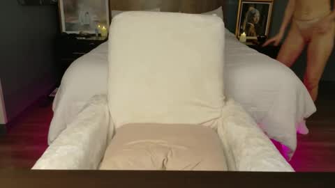 violet_winter97 online show from May 6, 2:48 am