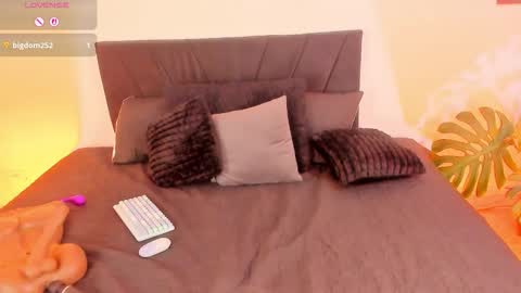 violeta_delavega online show from March 12, 5:43 am