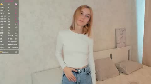 Snapshot of violetdelcourt chatting on October 18, 5:32 am Mia online show from October 18, 5:32 am