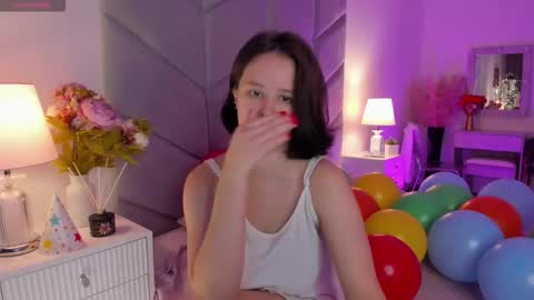Snapshot of violetferguson chatting on October 4, 11:27 am Violet online show from October 4, 11:27 am