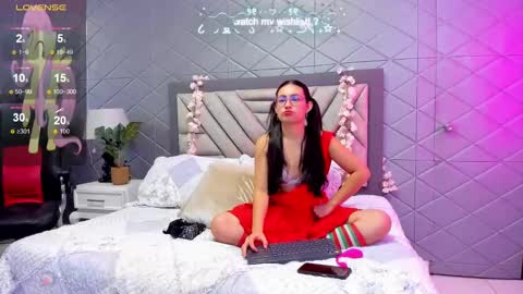 Snapshot of violetrousse chatting on February 24, 12:35 pm Violet Rousse online show from February 24, 12:35 pm