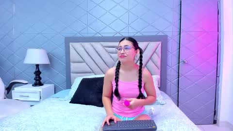 Snapshot of violetrousse chatting on January 31, 12:18 pm Violet Rousse online show from January 31, 12:18 pm