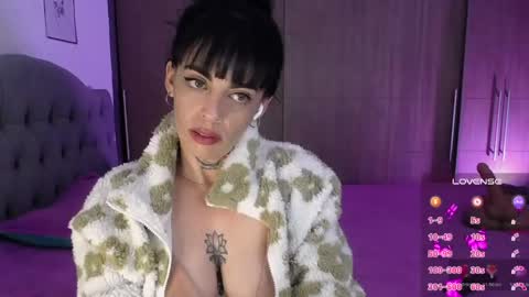 violett  Independent model online show from April 22, 2:52 am