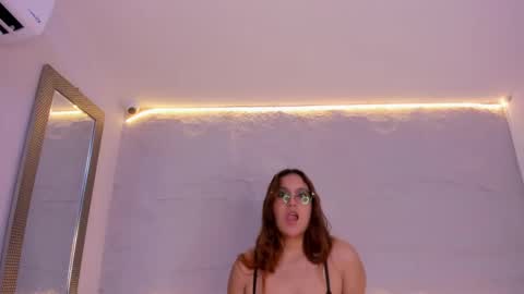 Snapshot of violettaevans_ chatting on January 22, 4:55 pm Violetta online show from January 22, 4:55 pm