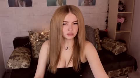 Snapshot of violettaotis chatting on December 23, 11:57 am ViolettaOtis online show from December 23, 11:57 am