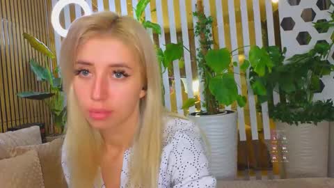 Snapshot of violetttttacb chatting on October 15, 1:36 pm Violetta online show from October 15, 1:36 pm