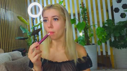 Snapshot of violetttttacb chatting on October 16, 9:39 pm Violetta online show from October 16, 9:39 pm