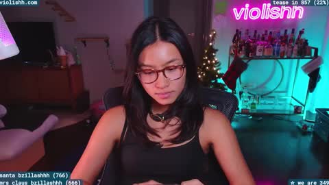 Snapshot of violishh chatting on December 4, 4:32 am follow me on twitter violishh and ig violishh  online show from December 4, 4:32 am