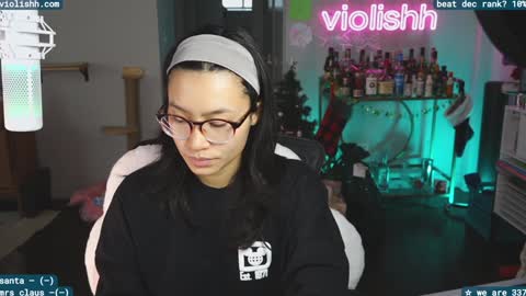 Snapshot of violishh chatting on December 18, 8:03 pm follow me on twitter violishh and ig violishh  online show from December 18, 8:03 pm