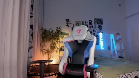 vivian_qwerty online show from December 5, 4:20 am